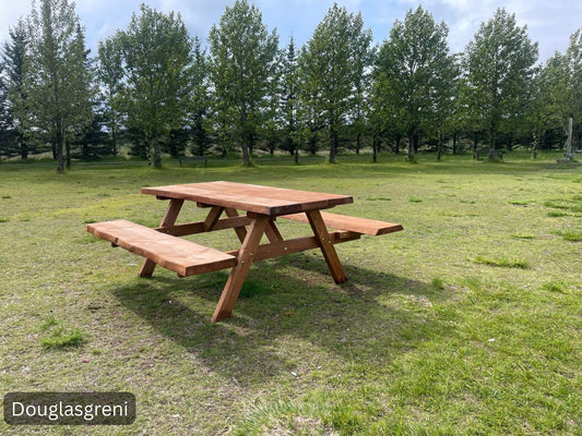 Borð og bekkir Höskuldur úr Douglasgreni – útihúsgögn úr harðviði fyrir opin svæði, tjaldsvæði og garða.