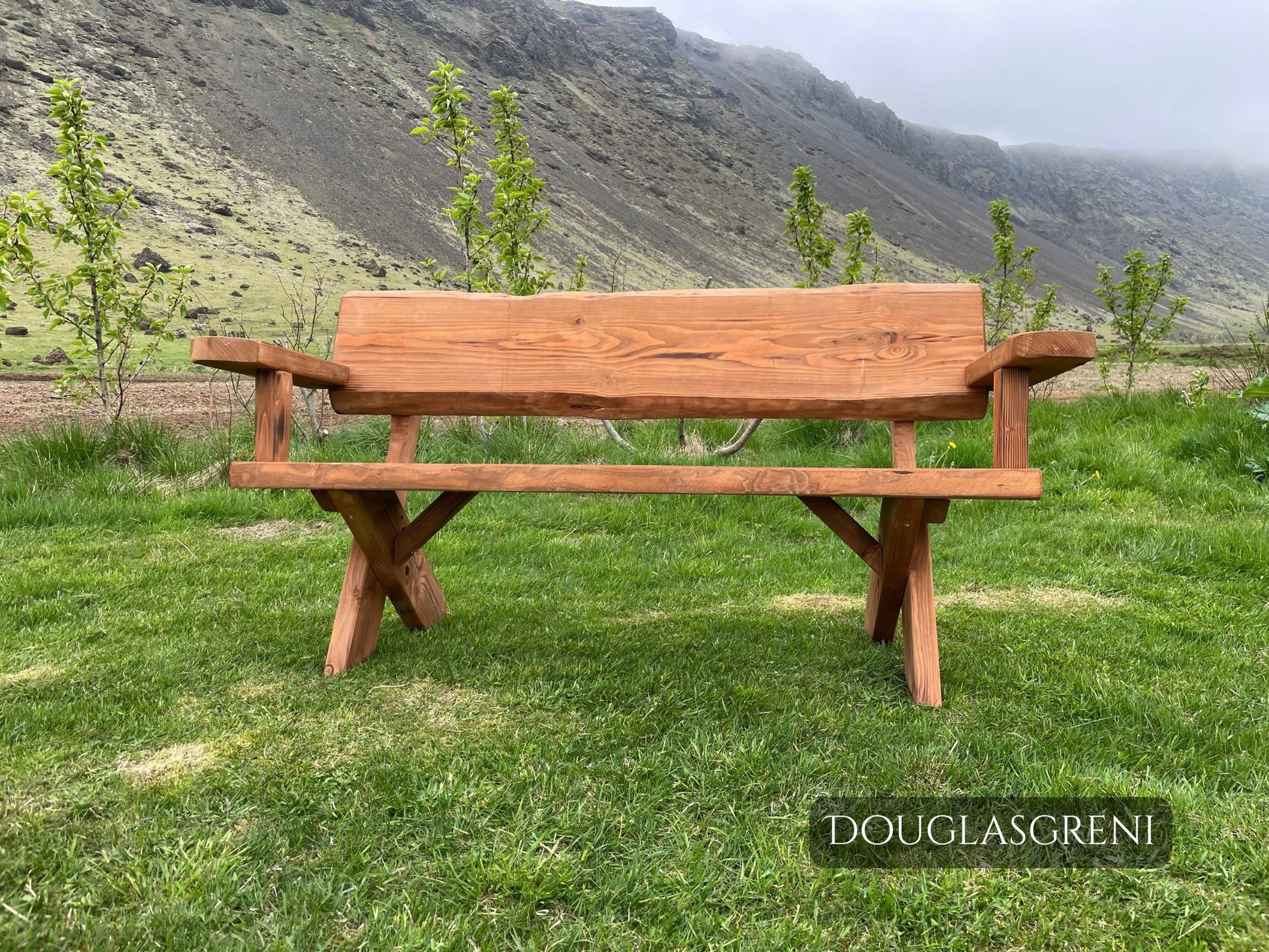 Kveld-Úlfur bekkur fyrir útinotkun – traustur og þungur bekkur með örmum, smíðaður úr veðurþolnum Douglas harðviði.