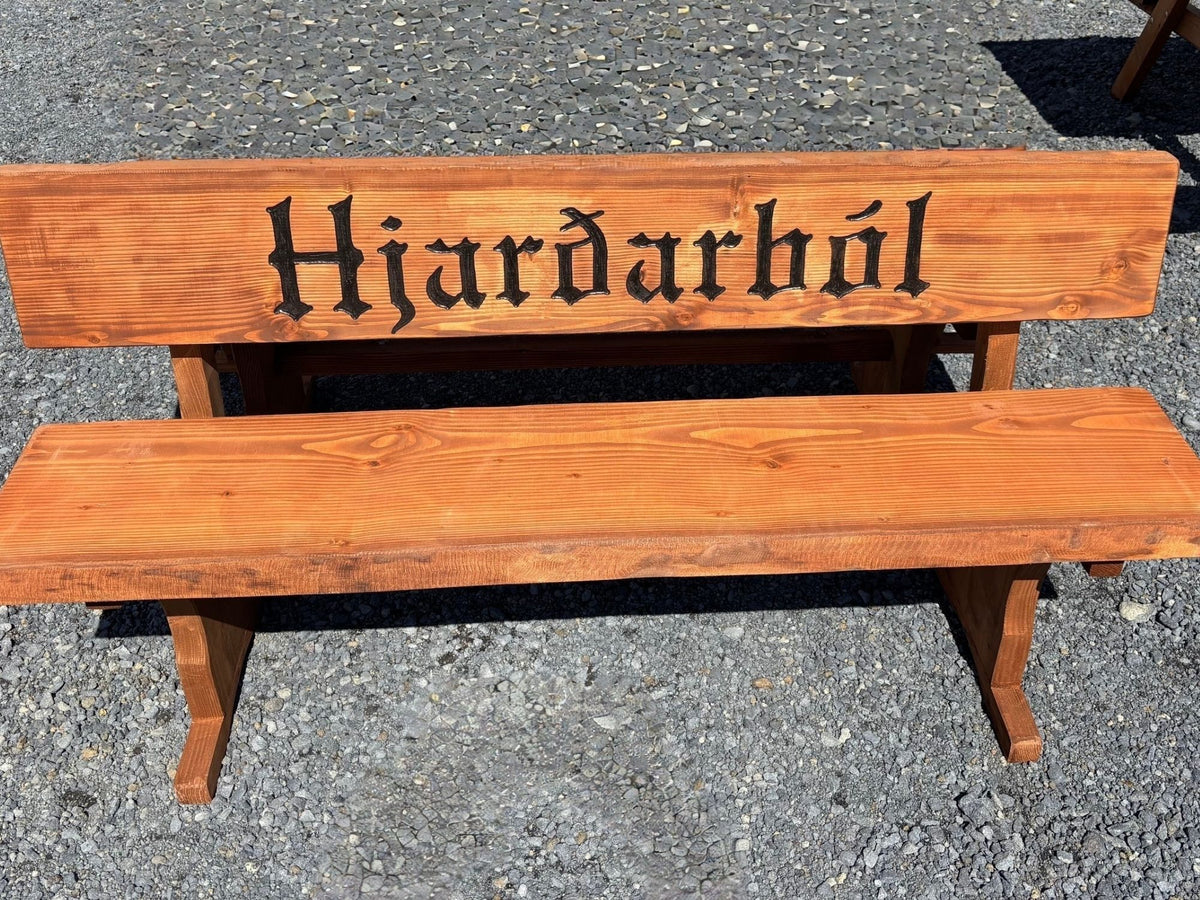 Handmerktur garðbekkur úr Douglas eðalviði með áletrun „Hjarðarból“, fallegur og endingargóður garðbekkur úr eðalvið.