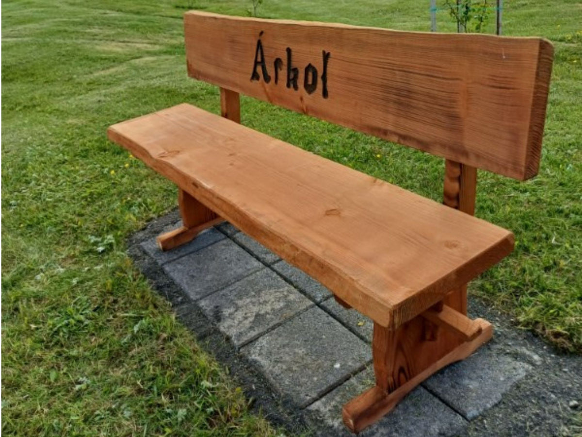 Sérmerktur garðbekkur úr Douglasgreni sem heitir Freyr og með áletrun „Árkot“, stöðugur og endingargóður útibekkur.