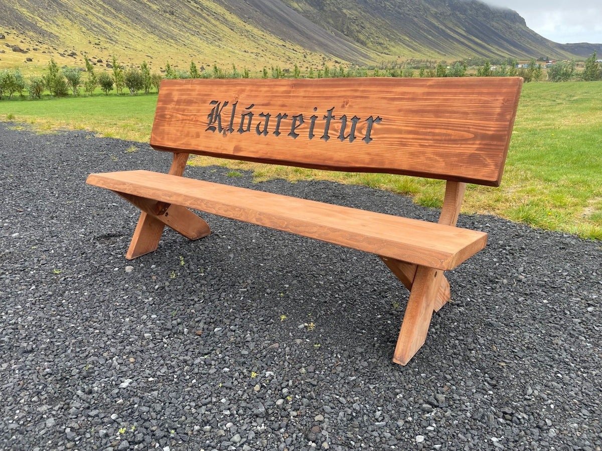 Fallegur trébekkur úr Oregon Pine með áletrun til minningar um Klóa sem var uppáhalds hemilishundur. Falleg leið til að minnast okkar kæru gæludýra. Þessi bekkur heitir Glúmur og er tveggja metra

