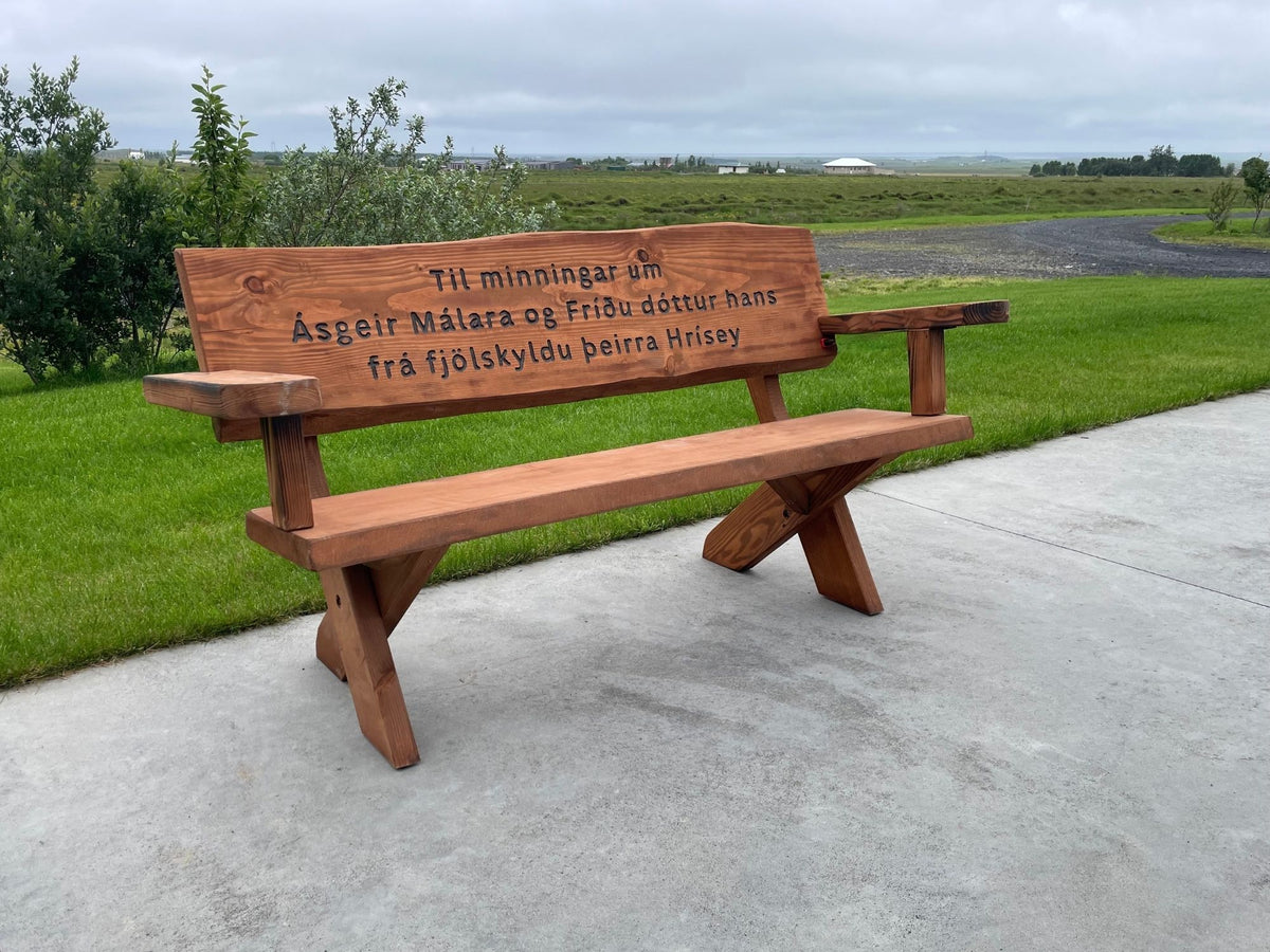 Fallegur minningar garðbekkur með örmum