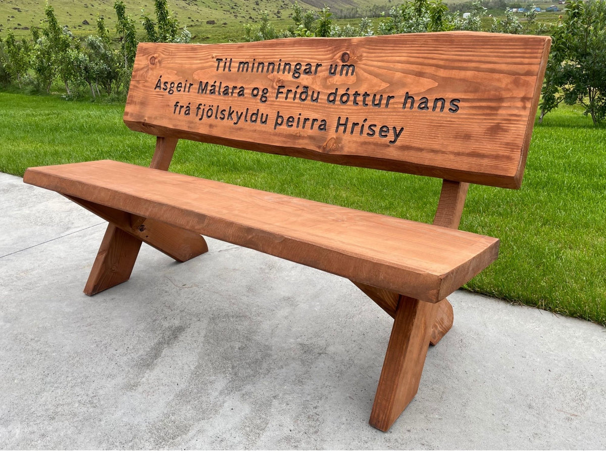 Fallegur trébekkur úr  með áletrun til minningar um Ásgeir listmálara og dóttur í Hrísey.
