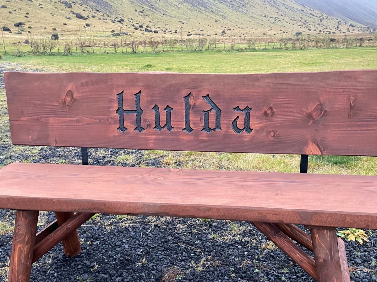 Trébekkur úr Douglasgreni með grafna áletrun „Hulda“, handsmíðaður bekkur sem endist árum saman.