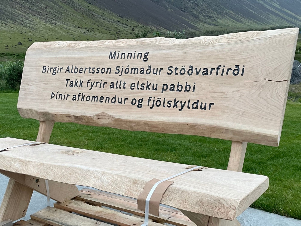 Fallegur trébekkur úr eik með áletrun til minningar um Birgir Albertsson, frá afkomendum og fjölskyldum.