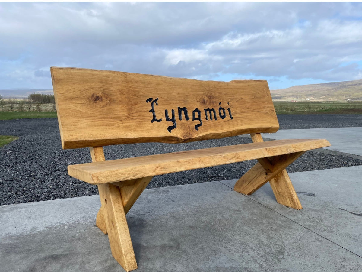 Eikarbekkur með grafna áletrun „Lyngmói“, klassísk hönnun og náttúrulegur litur úr evrópskum eikarvið.