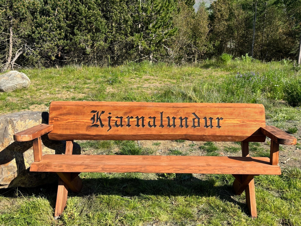 Handmerktur garðbekkur úr Douglasgreni með áletrun „Kjarnalundur“, stöðugur tveggja metra útibekkur.