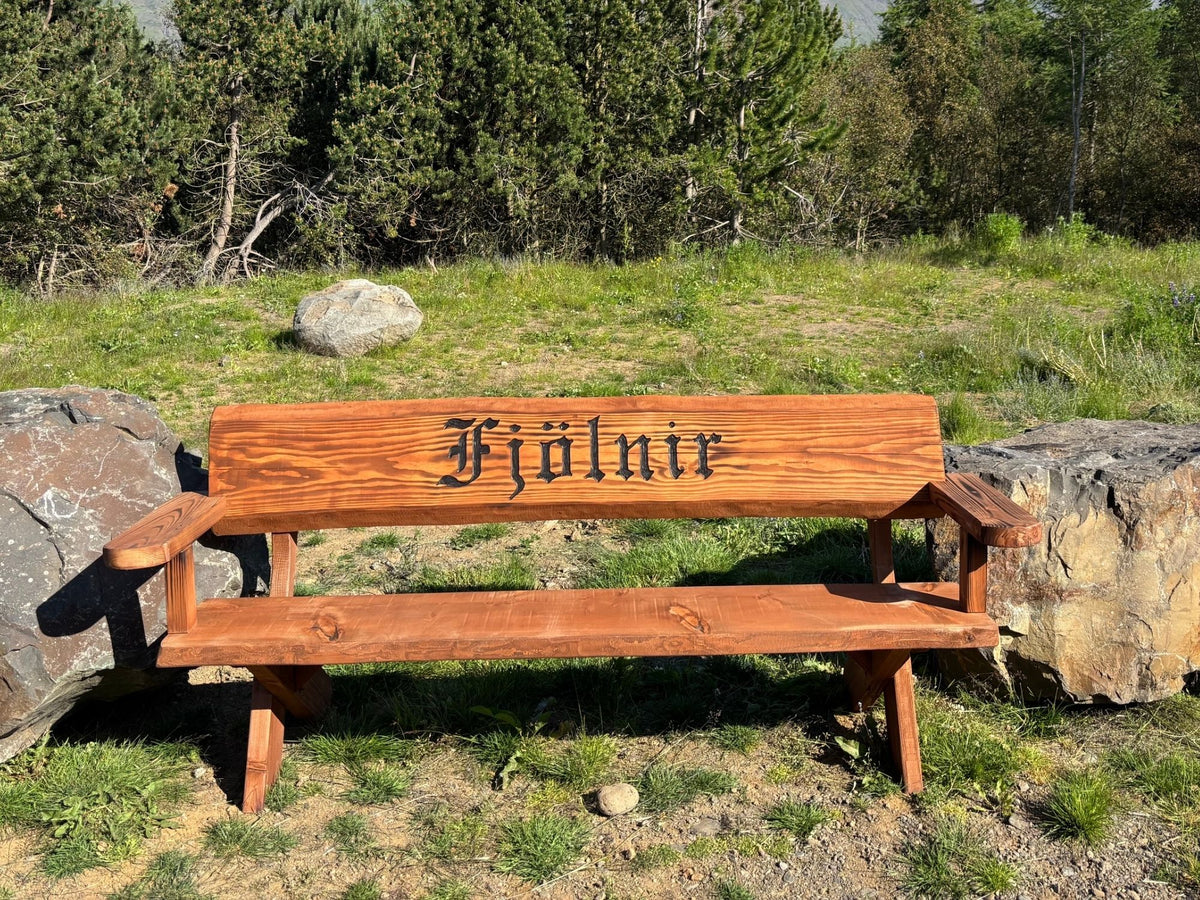 Handmerktur garðbekkur úr Douglasgreni   (Oregon Pine) með áletrun „Kjarnalundur“, stöðugur tveggja metra útibekkur.