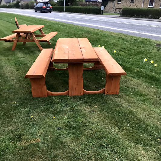 Mímir fallegur borðbekkur úr Douglas harðviði – borð og bekkir með náttúrulegum köntum og auðveldu aðgengi.