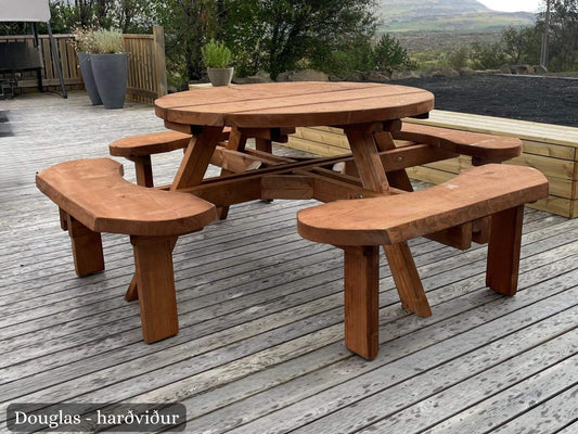 Hringlaga útiborð úr Douglasgreni með föstum bekkjum, náttúrulegir plankar og hlýleg hönnun fyrir garð eða tjaldsvæði.