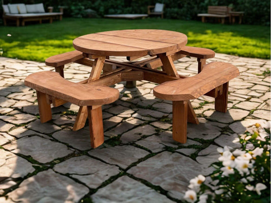 Hringlaga sterkt útiborð úr breiðum plönkum úr Douglasgreni með föstum bekkjum, útihúsgögn sem þola íslenskt veður.