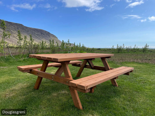 Þórir borð og bekkir úr Douglasgreni – útihúsgögn úr harðviði hönnuð fyrir opin svæði og tjaldsvæði.