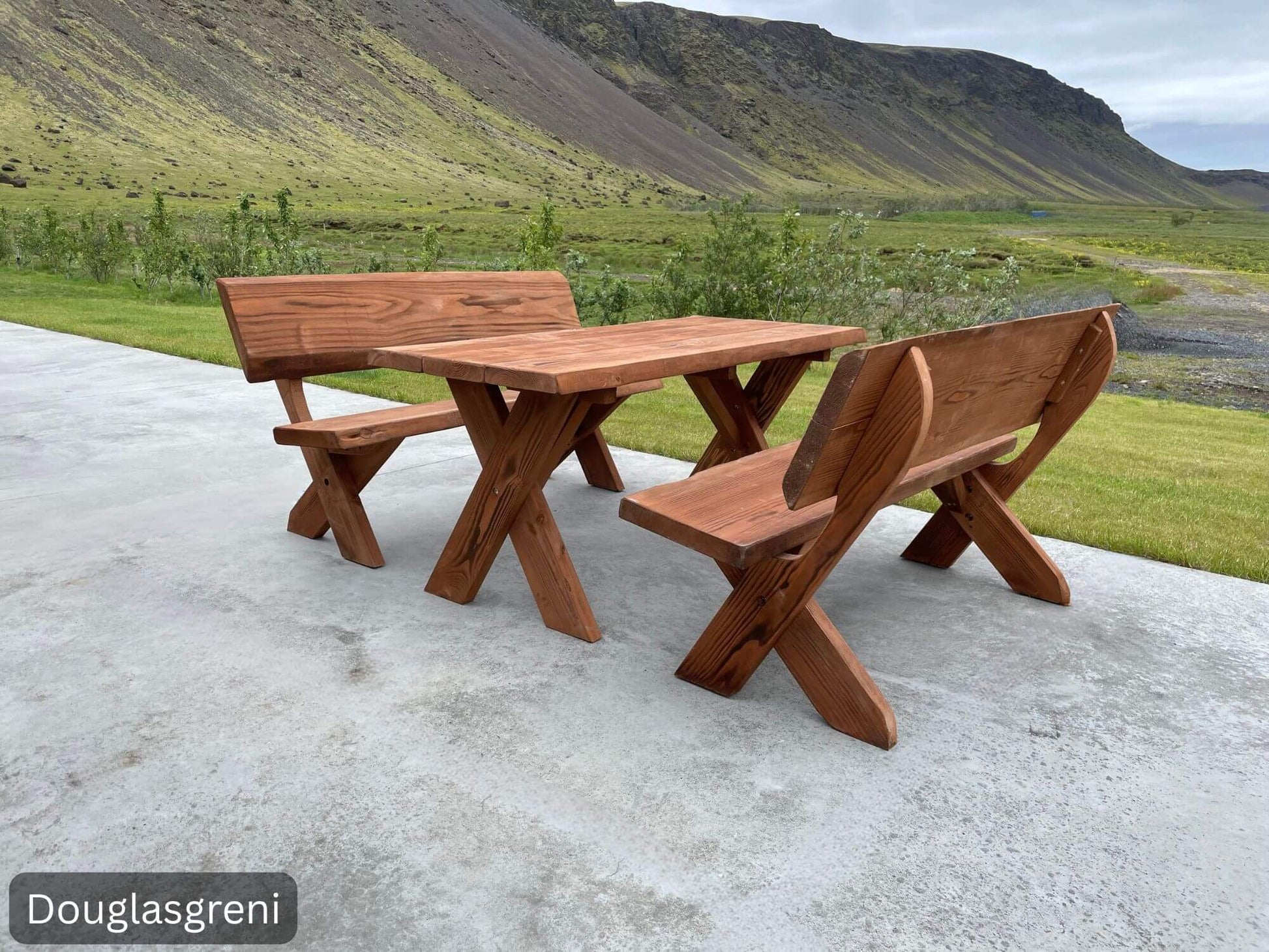 Unnur djúpúðga garðsett úr Douglasgreni – útihúsgögn úr harðviði með bekkjum með baki á steyptu plani við fjallasýn.