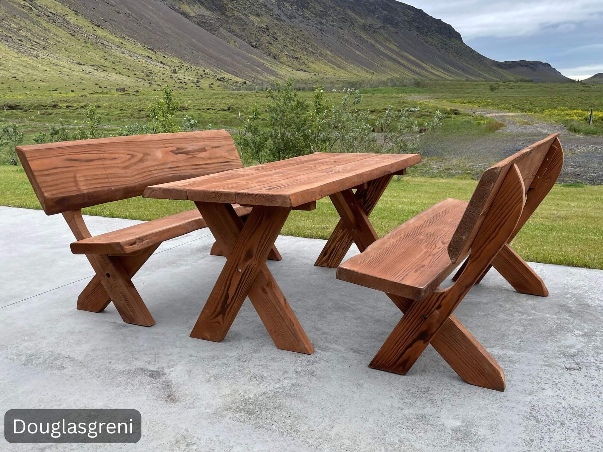 Unnur garðsett – borð og bekkir með baki, handsmíðuð útihúsgögn í skandinavískum stíl.