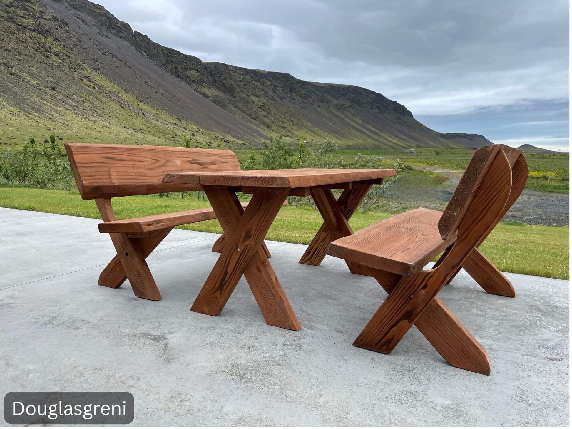Útihúsgögn úr Douglas harðviði – garðbekkir með baki og borð með krossfótum, hönnuð til að þola íslenskt veður.