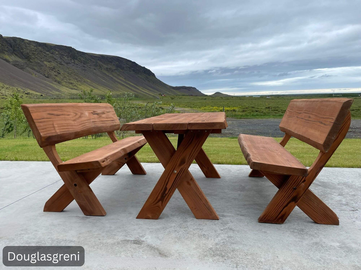 Unnur djúpúðga – borð og bekkir úr Douglasgreni með náttúrulegu yfirbragði og sterkri undirstöðu.