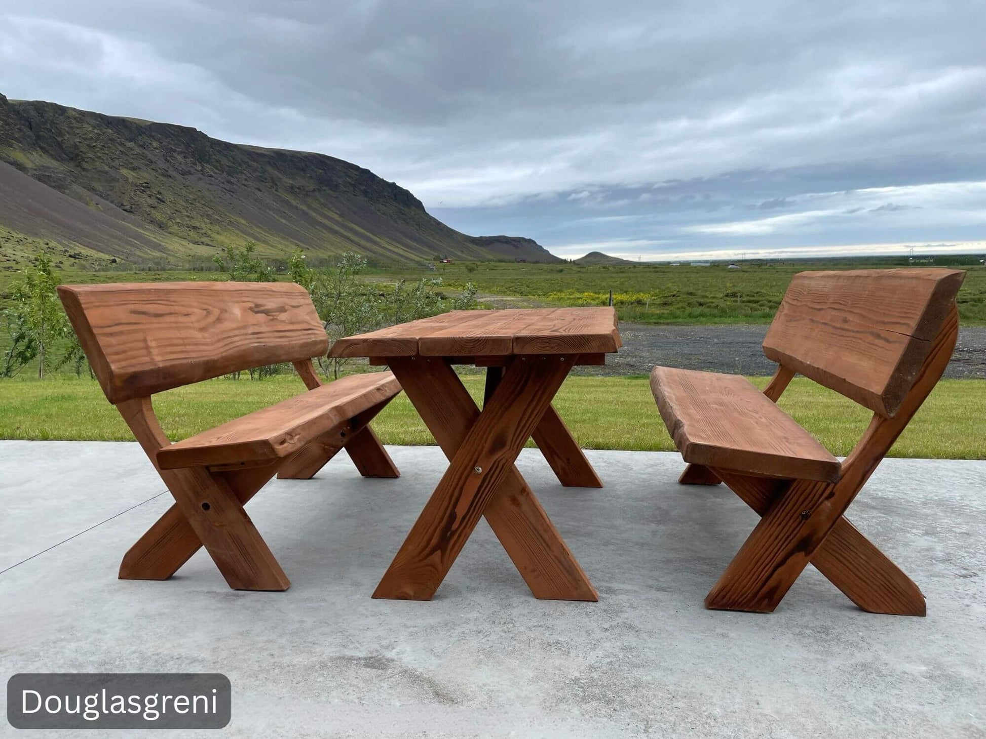 Unnur djúpúðga – borð og bekkir úr Douglasgreni með náttúrulegu yfirbragði og sterkri undirstöðu.