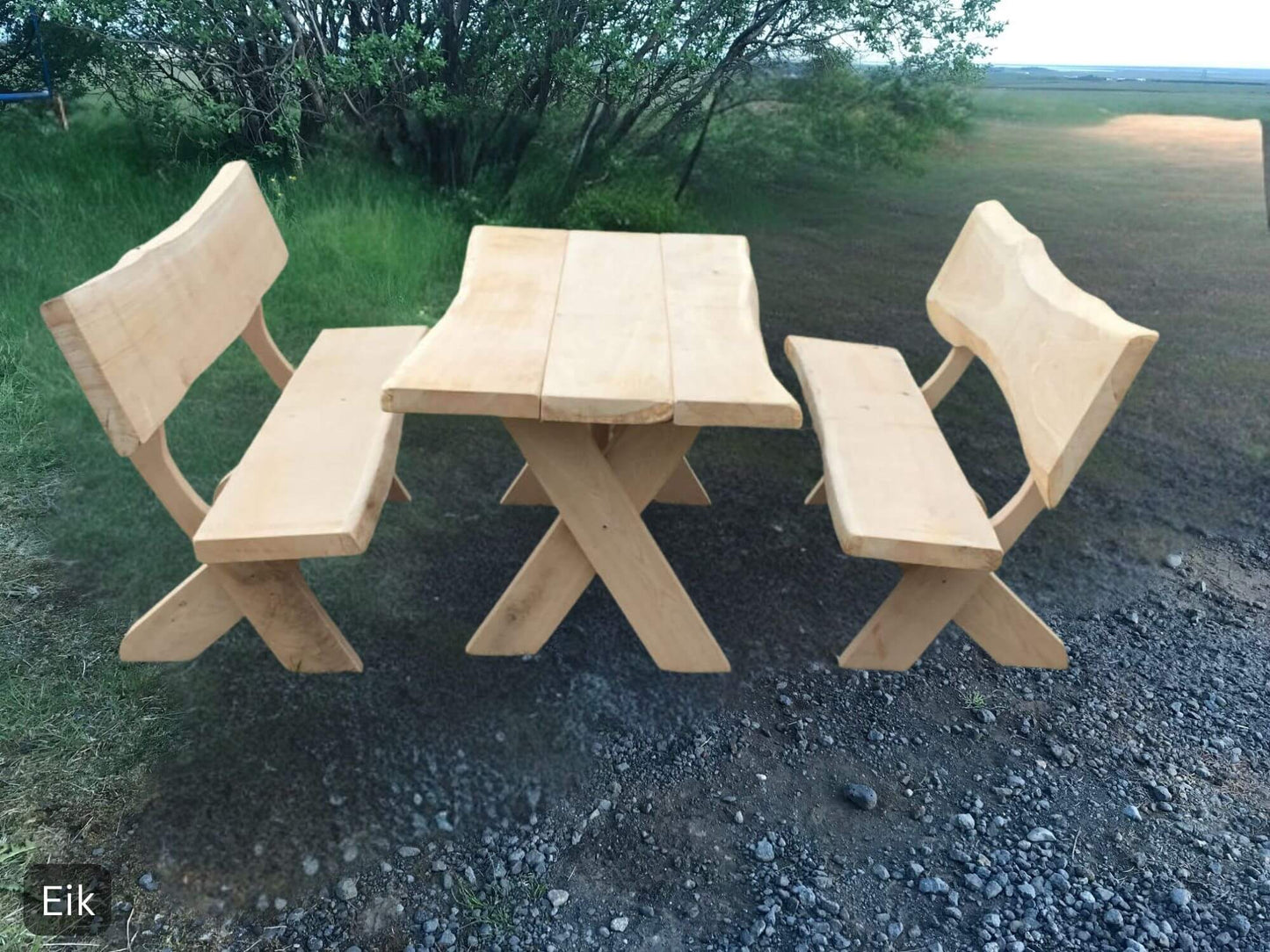 Unnur garðsett úr ljósri eik – útihúsgögn úr eikarharðviði, bekkir með baki og borð í norrænum stíl.