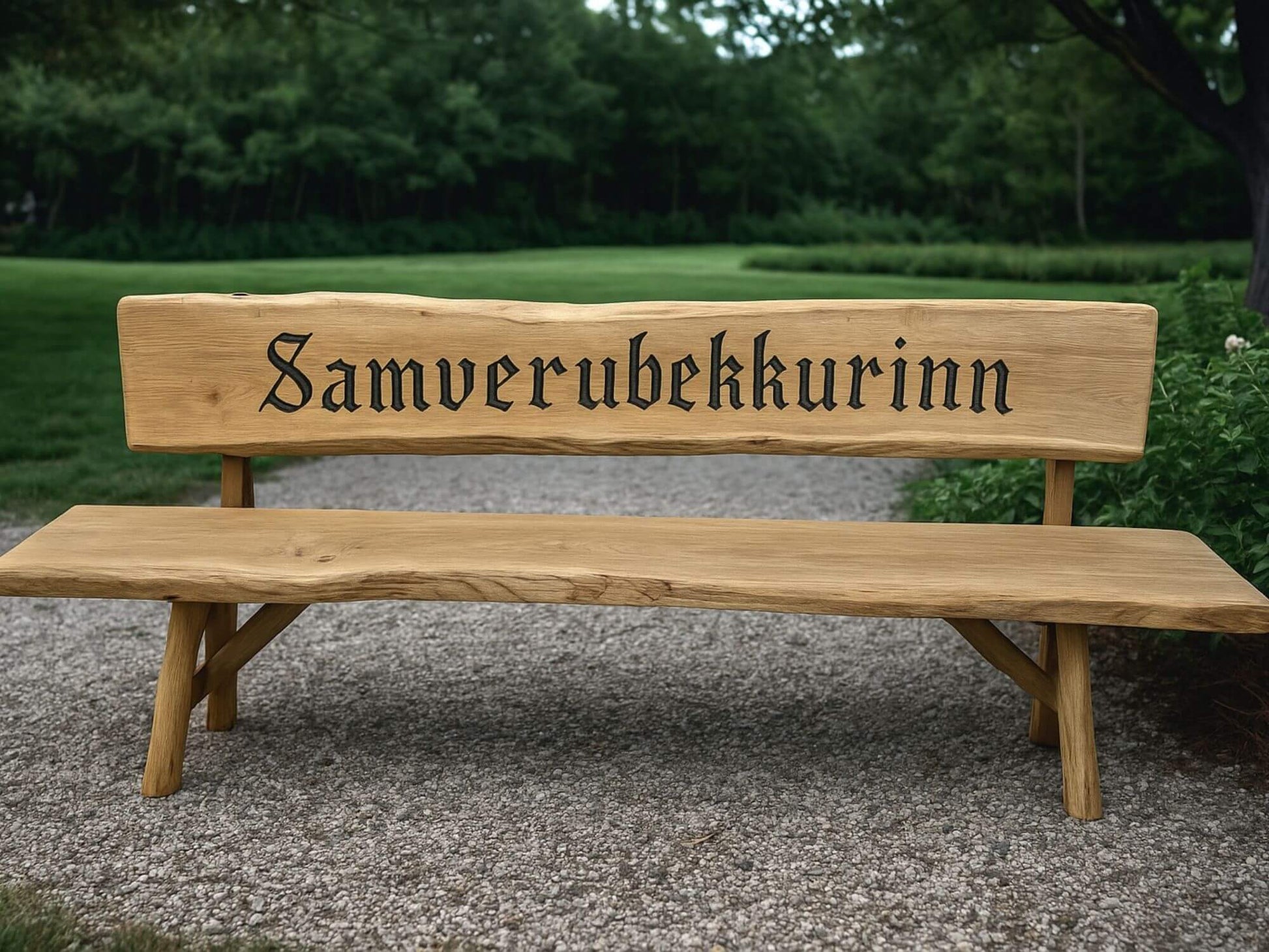 250 cm langur garðbekkur úr eik með áletrun „Samverubekkurinn“, tákn um samveru og samhug í náttúrulegri hönnun.