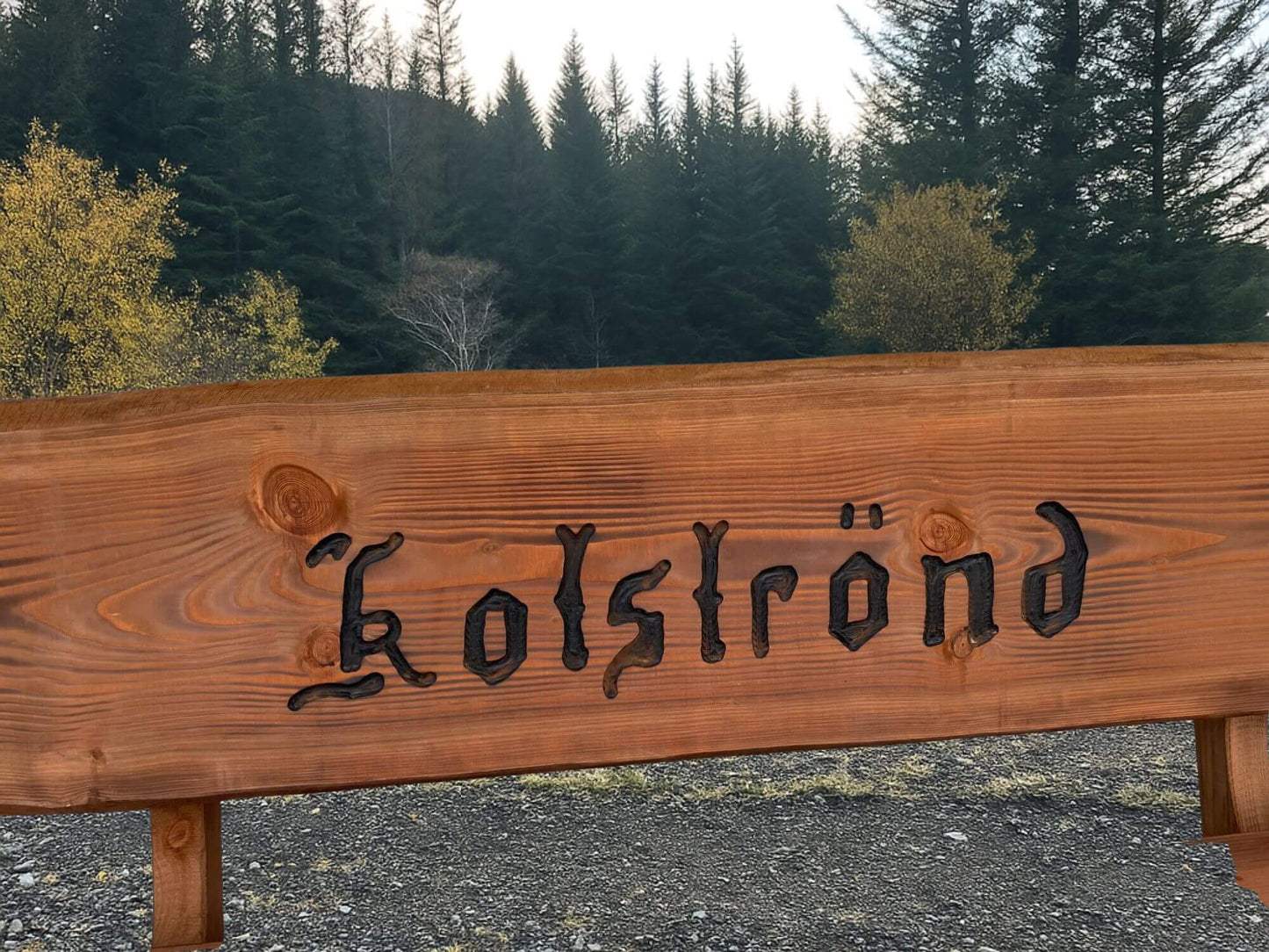 Útibekkur úr Douglas harðviði með áletrun „Kotströnd“, sterkur og fallegur bekkur.