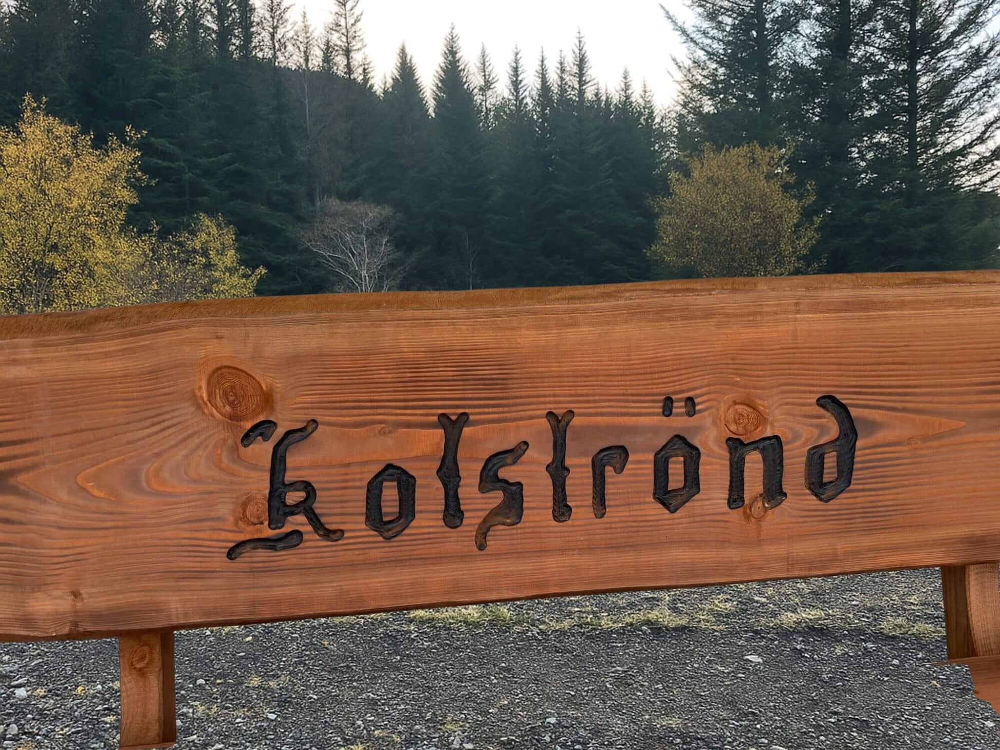 Útibekkur úr Douglas harðviði með áletrun „Kotströnd“, sterkur og fallegur bekkur.