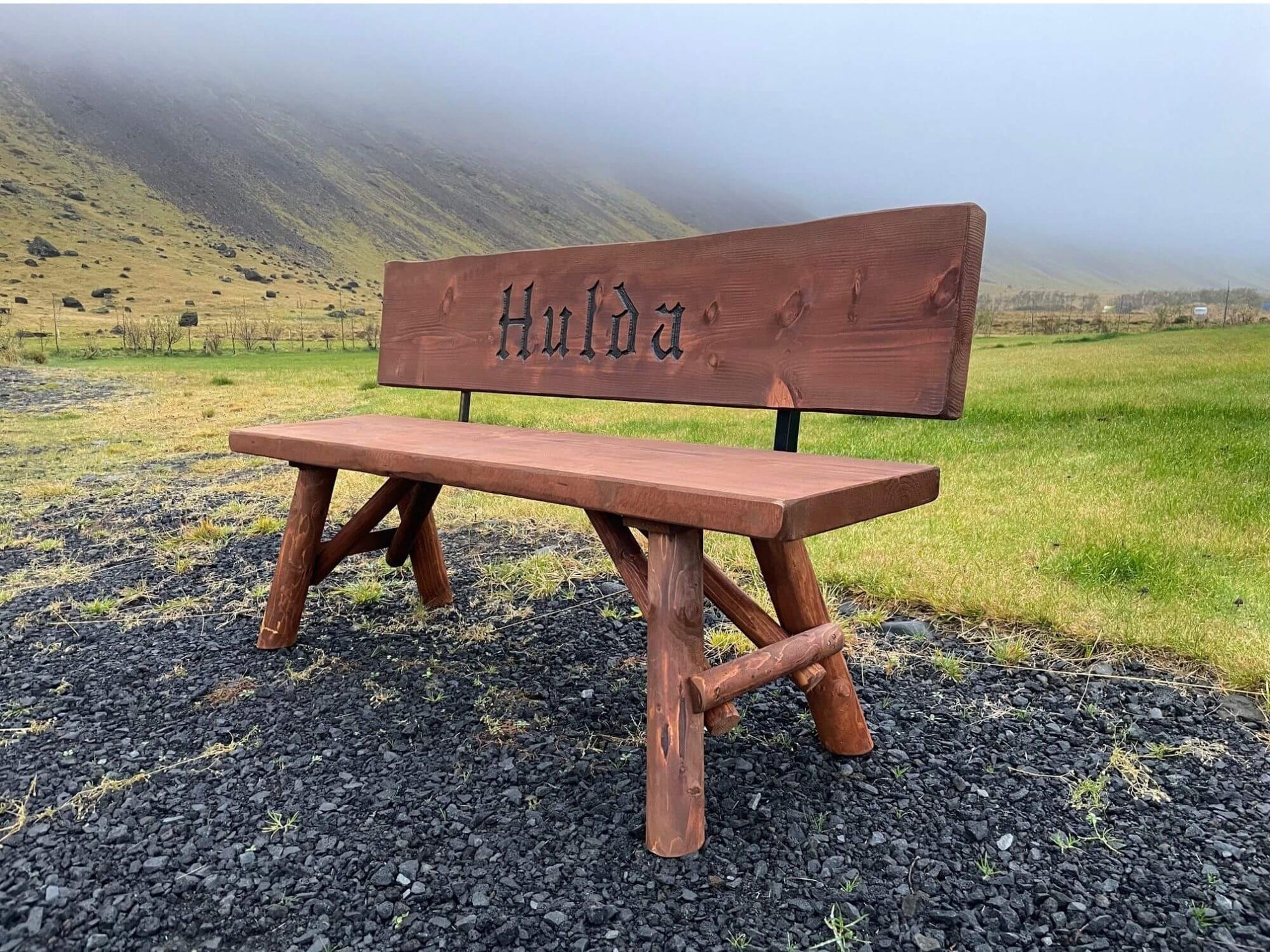 Trébekkur úr Douglasgreni með grafna áletrun „Hulda“, handsmíðaður bekkur sem endist árum saman.