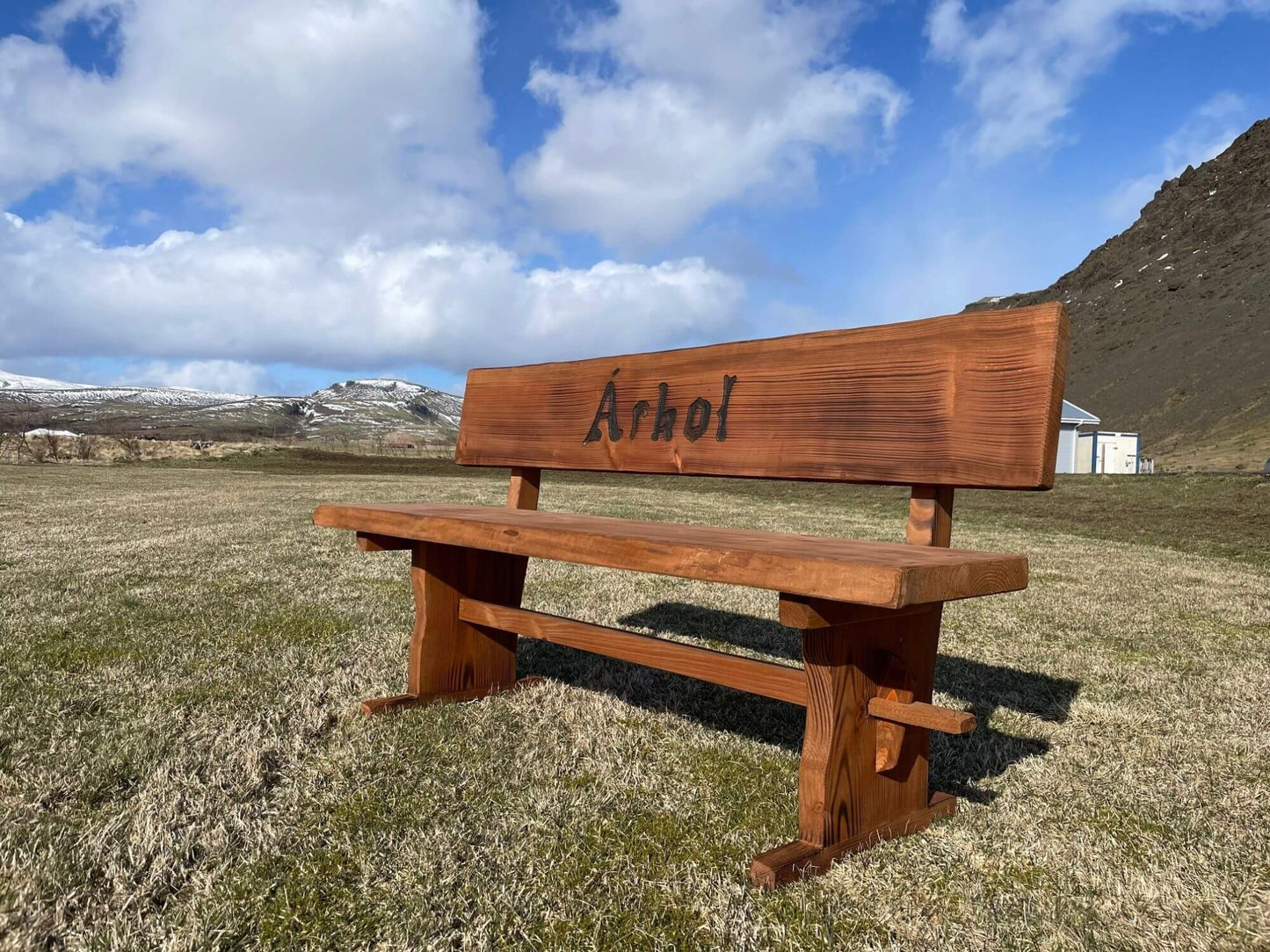 Sérmerktur garðbekkur úr Douglasgreni með áletrun „Árkot“, stöðugur og endingargóður útibekkur.