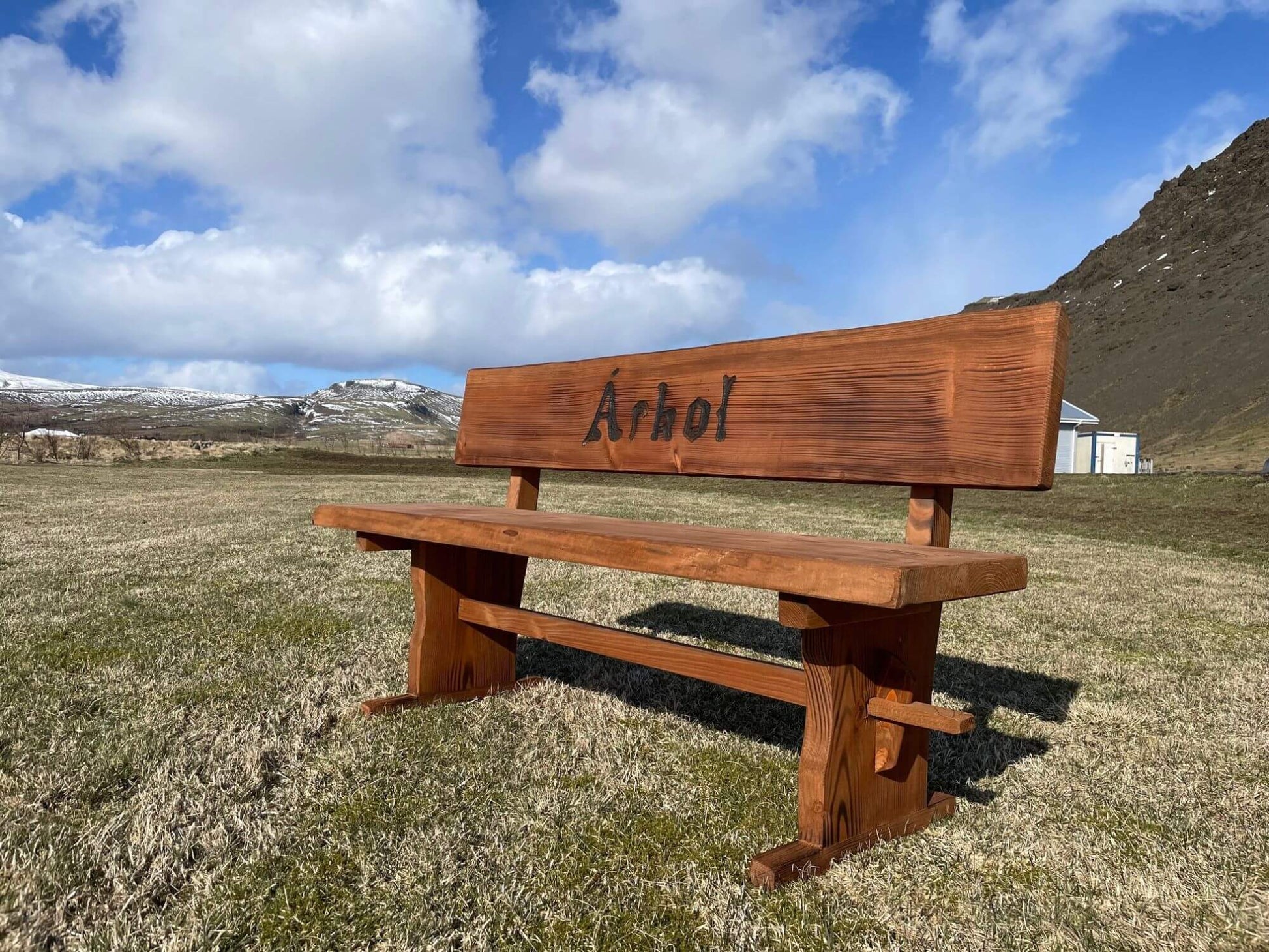 Sérmerktur garðbekkur úr Douglasgreni með áletrun „Árkot“, stöðugur og endingargóður útibekkur.