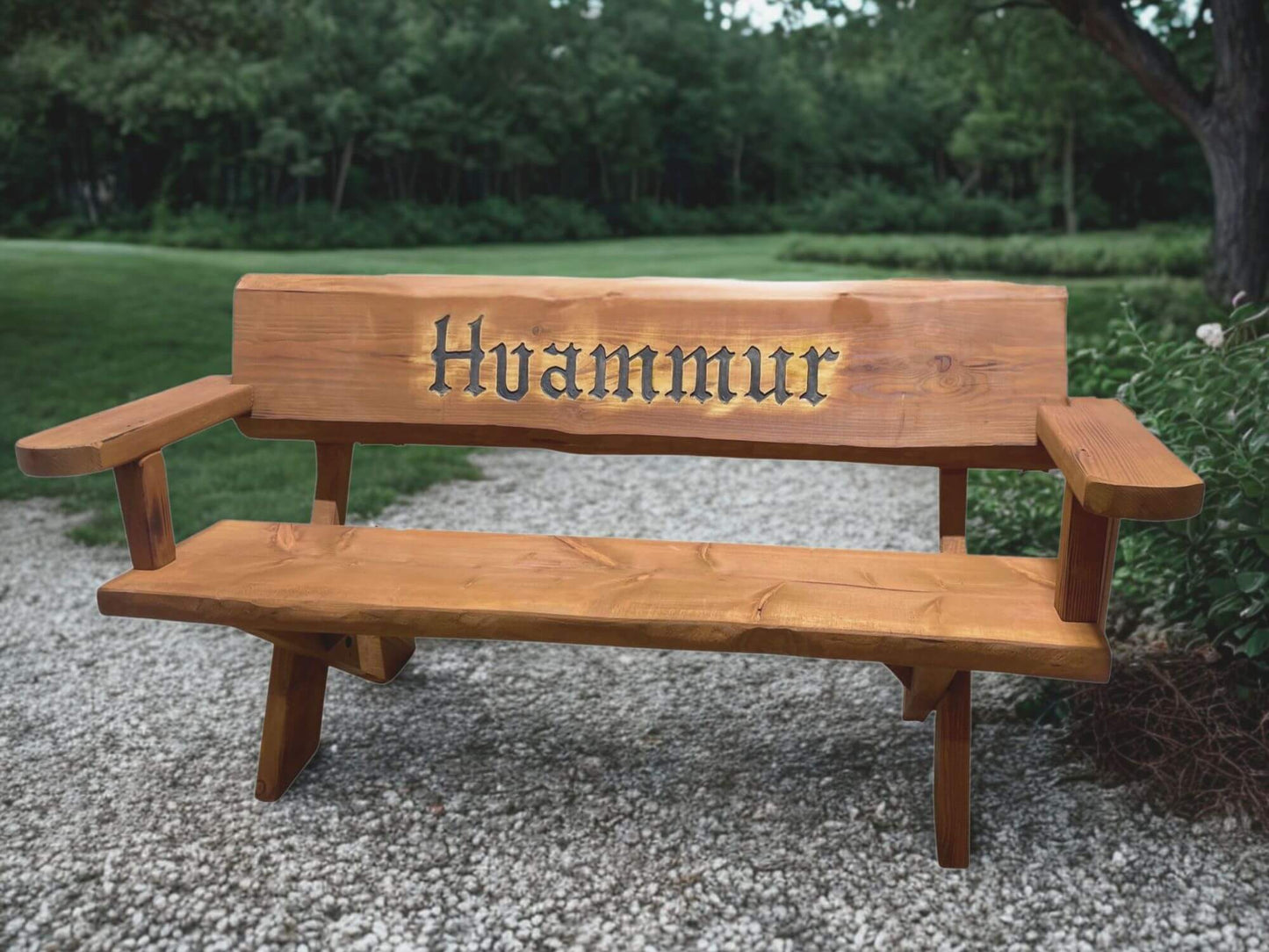 Útibekkur úr Douglasgreni með áletrun „Hvammur“, handsmíðaður trébekkur með örmum og krossfótum.