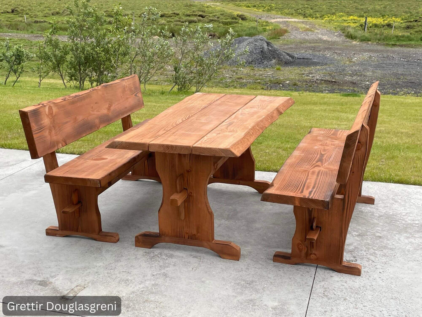 Grettir garðsett úr Douglasgreni – borð og tveimur bekkjum með baki