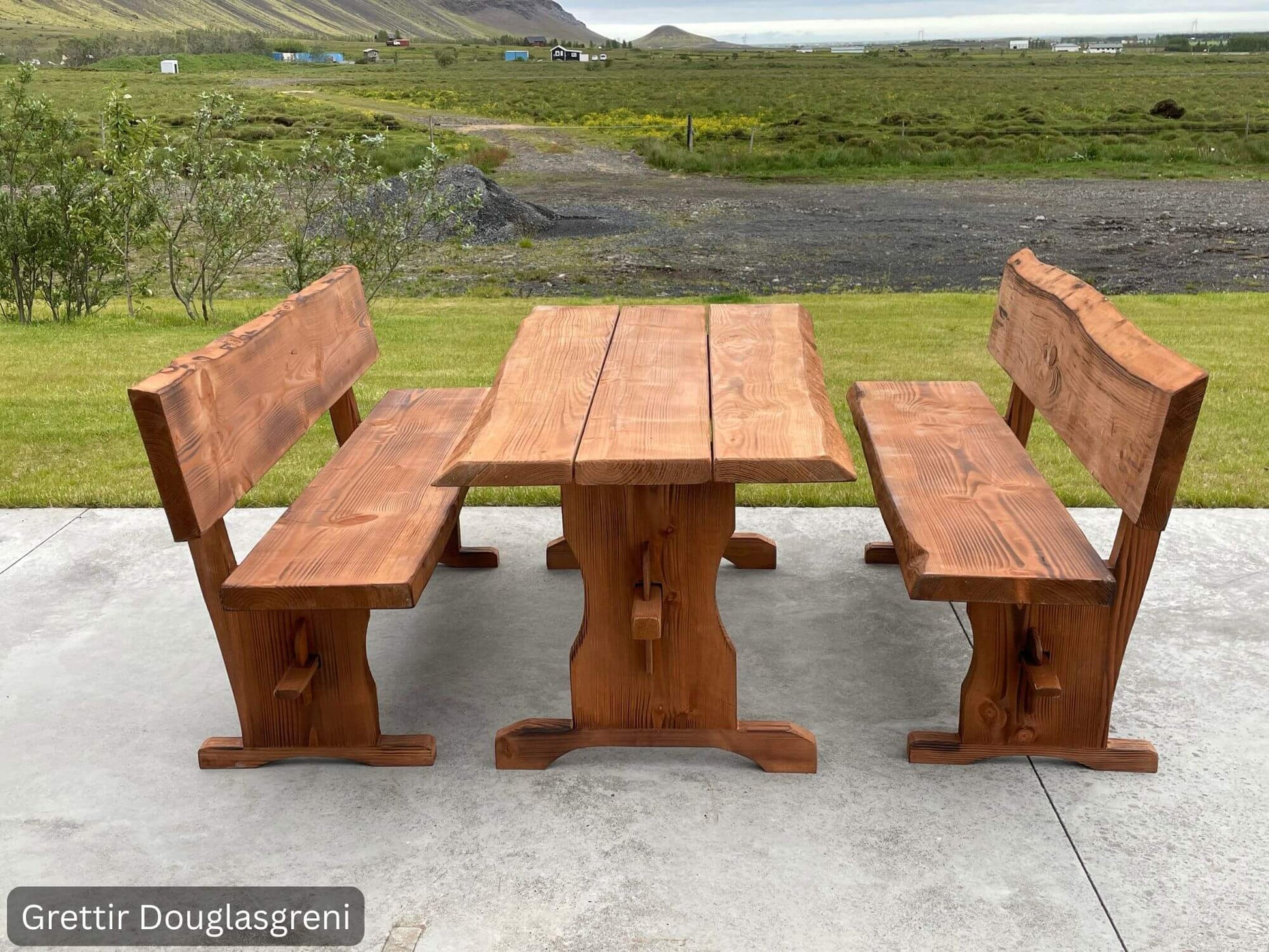Útiborð og bekkir úr Douglasgreni – náttúrulegur litur og handsmíðað og sett saman á Íslandi