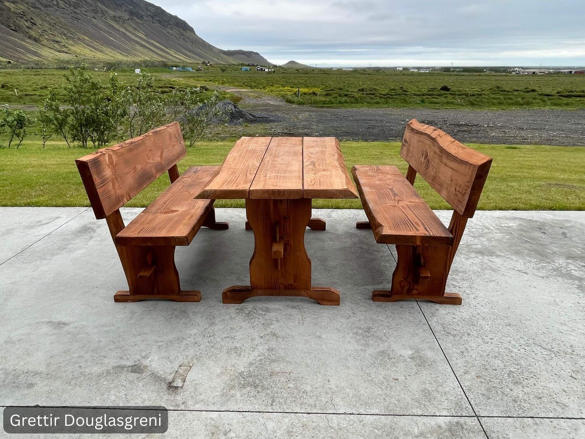 Útihúsgögn úr Douglasgreni – Grettir borð og bekkir í náttúrulegu umhverfi