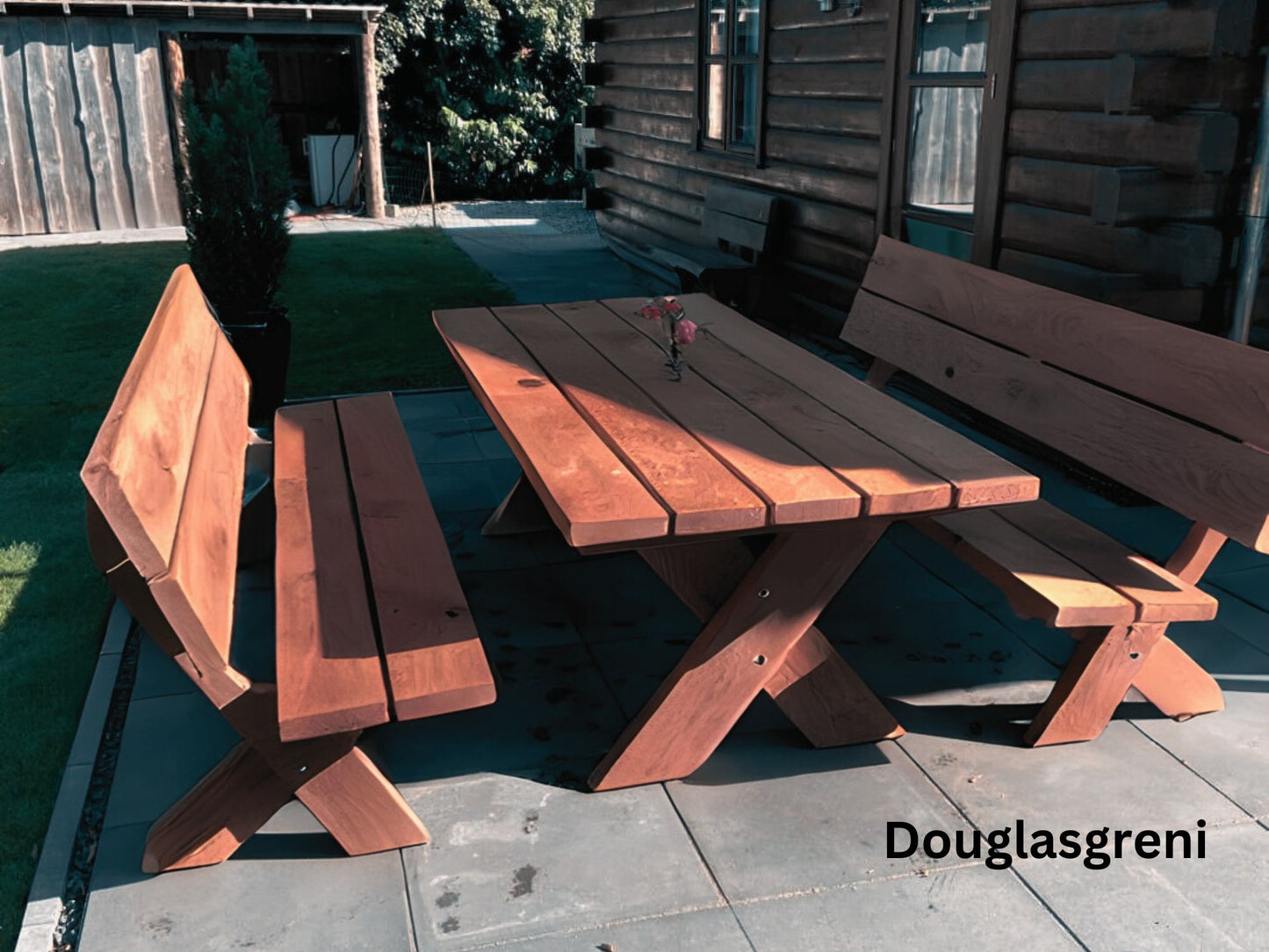 Garðsett - Sif úr Douglasgreni eða eik, handsmíðað 10 manna garðsett í skandinavískum stíl. Sterk og falleg útihúsgögn úr evrópskum harðviði sem þola íslenskt veður allt árið.