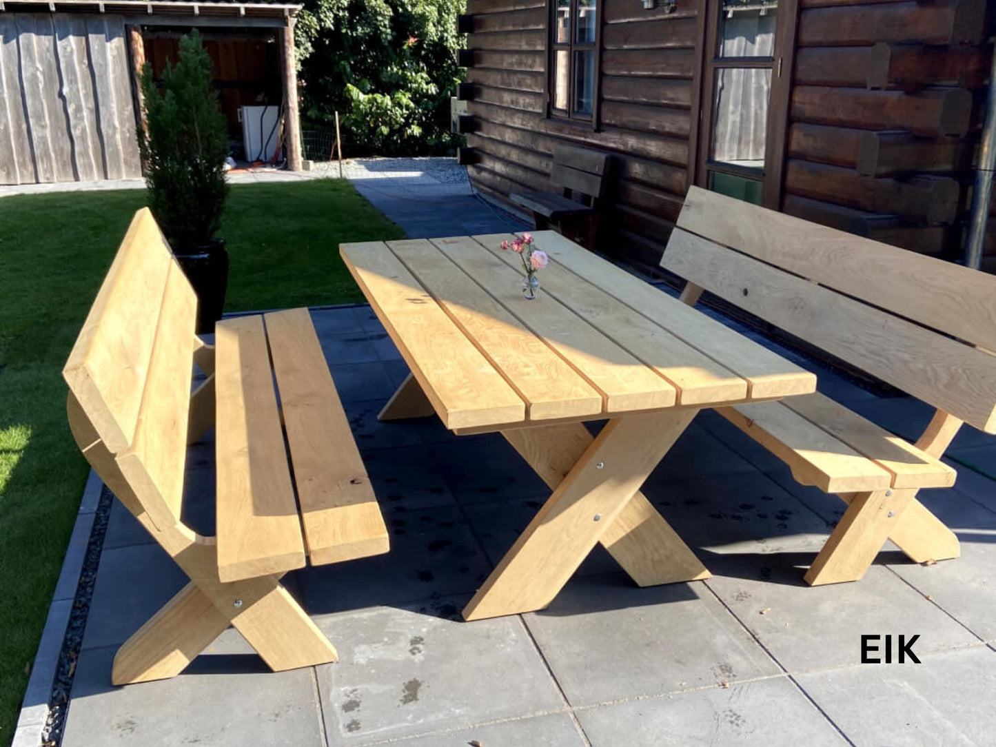 Útiborð og bekkir Sif úr ljósri eik, handsmíðað 10 manna garðsett í skandinavískum stíl. Sterk og falleg útihúsgögn úr evrópskum harðviði sem þola íslenskt veður.